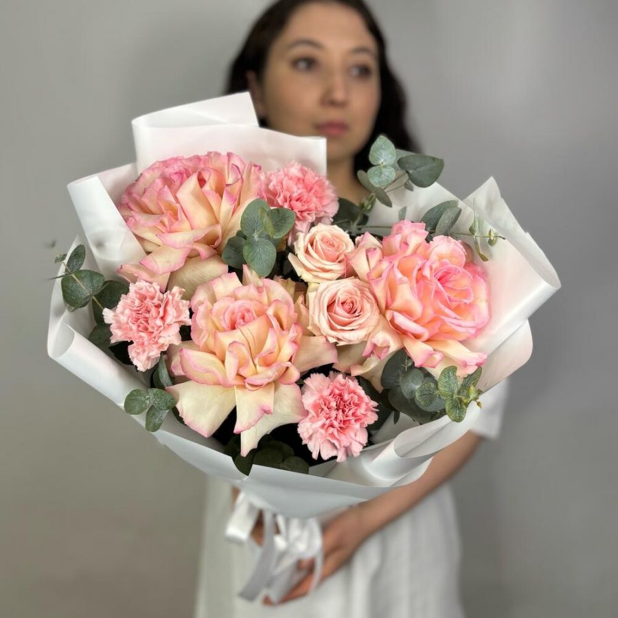 Французские розы и кустовые розы в букете