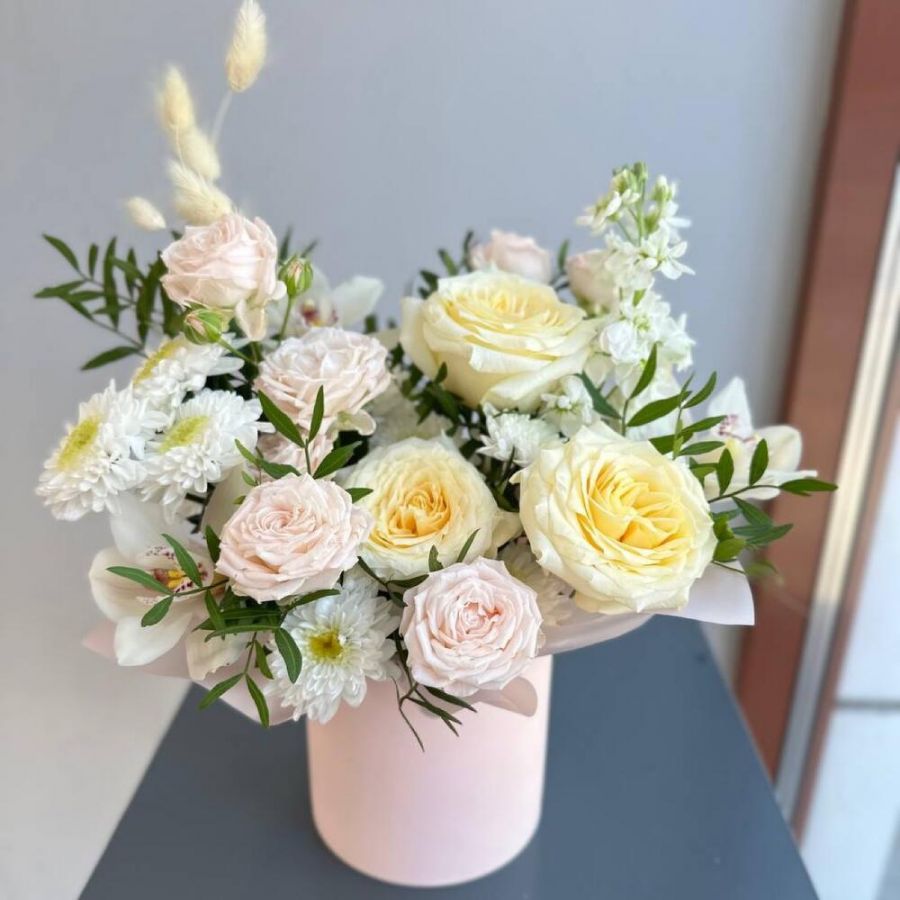 Цветы в коробке «Рапсодия» орхидея / куст роза / маттиола /