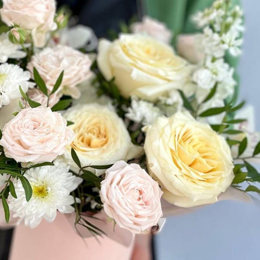 Цветы в коробке «Рапсодия» орхидея / куст роза / маттиола /