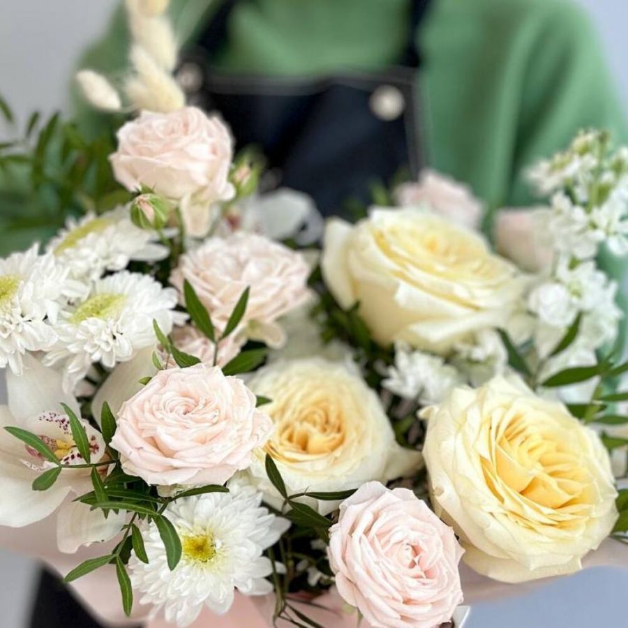 Цветы в коробке «Рапсодия» орхидея / куст роза / маттиола /