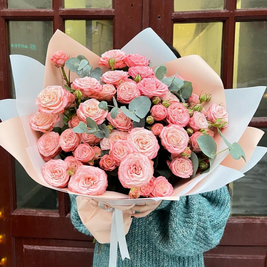 Розовые кустовые розы с эвкалиптом